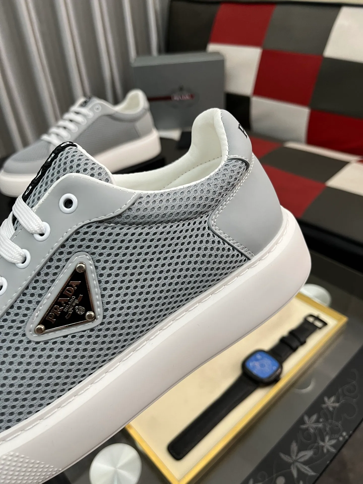 Men's men's shoes💰580⌚️⌚️Prada Prada early spring new model, top original quality, Prada casual sports shoes, made of imported solid color patent leather, spliced mesh cowhide upper, three-dimensional geometric segmentation, multi-color splicing, fashionable and generous, soft, comfortable and breathable. The tongue is decorated with classic letter logo, with fabric lining, cowhide foot pads, matched with P family's exclusive rubber outsole, upper material, breathable knitted fabric imported from Italy The delicate texture is super high-end! Fetal cowhide lining, super soft and comfortable, original molded outsole Size: 38-446️⃣ colors available